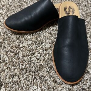 Sorel Black Leather Mules. Only worn inside. I would say fits size 6.5 best.
